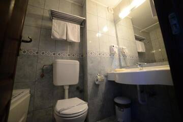 Фото номера Двухместный номер с 2 отдельными кроватями и видом на море Отель Hotel Dacia Sud г. Мамая 9
