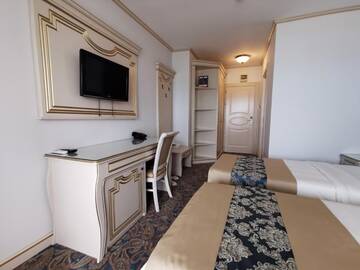 Фото номера Двухместный номер с 2 отдельными кроватями и видом на море Отель Hotel Dacia Sud г. Мамая 6