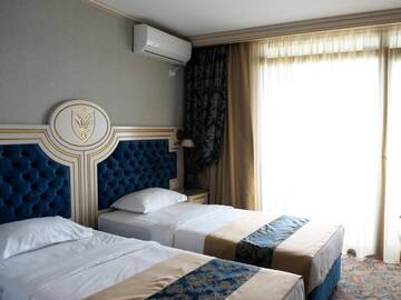 Фото номера Двухместный номер с 2 отдельными кроватями и видом на море Отель Hotel Dacia Sud г. Мамая 7