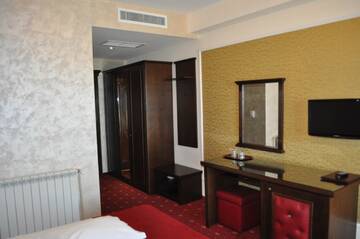 Фото номера Двухместный номер с 1 кроватью и балконом, вид на море Отель Hotel Golden Palace г. Мамая 3