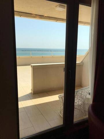 Фото номера Двухместный номер с 1 кроватью и балконом, вид на море Отель Hotel Golden Palace г. Мамая 7