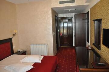 Фото номера Двухместный номер с 1 кроватью и балконом, вид на море Отель Hotel Golden Palace г. Мамая 9