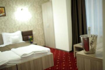 Фото номера Двухместный номер с 2 отдельными кроватями и видом на город Отель Hotel Agapi Mamaia г. Мамая 10