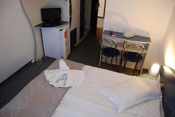 Фото номера Двухместный номер с балконом и боковым видом на море Отель Hotel Aurora г. Мамая 10
