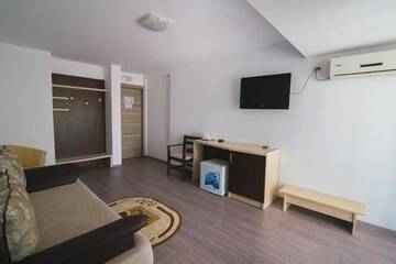 Фото номера Апартаменты с балконом Отель Hotel Venus г. Мамая 4