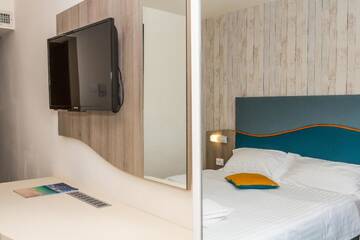 Фото номера Двухместный номер с 1 кроватью и боковым видом на море Отель Hotel Riviera г. Мамая 4