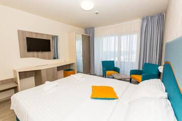 Фото номера Двухместный номер с 1 кроватью и боковым видом на море Отель Hotel Riviera г. Мамая 7