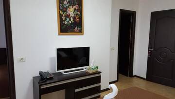 Фото номера Апартаменты с с 2 спальнями и балконом, боковой вид на море Отель Hotel Solea Beach г. Мамая 8