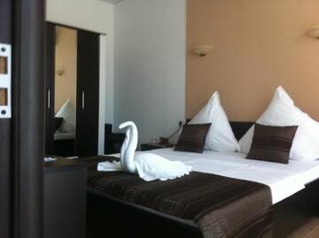Фото номера Апартаменты с с 2 спальнями и балконом, боковой вид на море Отель Hotel Solea Beach г. Мамая 11