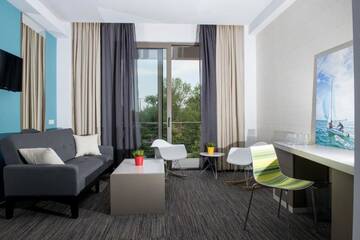 Фото номера Люкс с балконом Отель Hotel On Plonge Junior г. Мамая 8