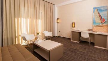 Фото номера Люкс с балконом Отель Hotel On Plonge Junior г. Мамая 13
