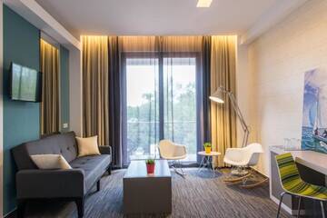 Фото номера Люкс с балконом Отель Hotel On Plonge Junior г. Мамая 10