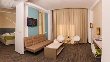 Фото номера Люкс с балконом Отель Hotel On Plonge Junior г. Мамая 12