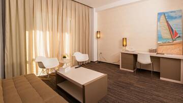 Фото номера Люкс с балконом Отель Hotel On Plonge Junior г. Мамая 2