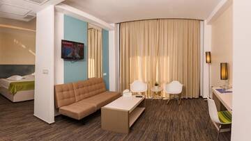Фото номера Люкс с балконом Отель Hotel On Plonge Junior г. Мамая 3