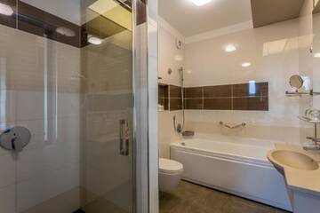 Фото номера Люкс «Уэлнесс» с гидромассажной ванной и видом на озеро Отель New Splendid Hotel &amp; Spa - Adults Only (+16) г. Мамая 4