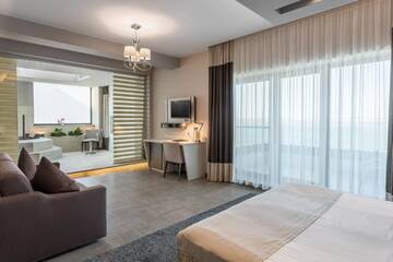 Фото номера Люкс «Уэлнесс» с гидромассажной ванной и видом на озеро Отель New Splendid Hotel &amp; Spa - Adults Only (+16) г. Мамая 2