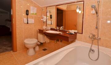 Фото номера Двухместный номер с 2 отдельными кроватями Отель Hotel Queen Vera г. Мамая 2