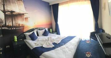 Фото номера Люкс «Привелегия» с боковым видом на море Отель Bicaz - Pirates Resort г. Мамая 3