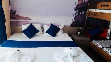 Фото номера Улучшенный семейный номер Отель Bicaz - Pirates Resort г. Мамая 3