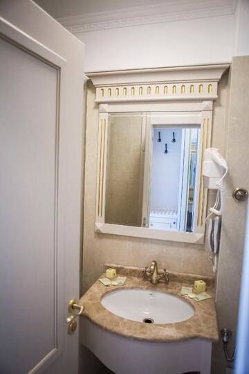 Фото номера Улучшенный двухместный номер с 2 отдельными кроватями Отель Hotel Sulina International г. Мамая 11