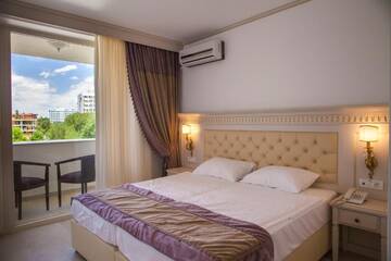 Фото номера Улучшенный двухместный номер с 2 отдельными кроватями Отель Hotel Sulina International г. Мамая 12