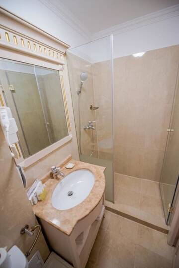Фото номера Улучшенный двухместный номер с 2 отдельными кроватями Отель Hotel Sulina International г. Мамая 4