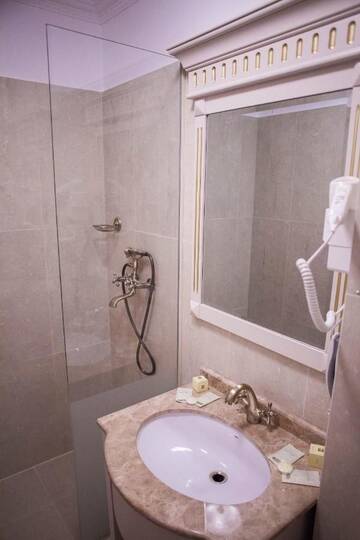 Фото номера Улучшенный двухместный номер с 2 отдельными кроватями Отель Hotel Sulina International г. Мамая 5