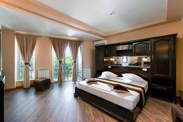 Фото номера Двухместный номер с 1 кроватью, вид на озеро Отель Hotel Ges г. Мамая 4