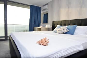 Фото номера Двухместный номер с 1 кроватью, вид на озеро Отель Vila Zev Mamaia г. Мамая 6