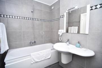 Фото номера Двухместный номер с 1 кроватью Отель Vila Zev Mamaia г. Мамая 7
