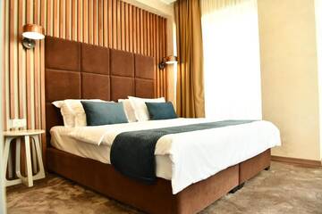 Фото номера Двухместный номер Делюкс с 1 кроватью и балконом Отель Quartz Boutique Hotel г. Мамая 9