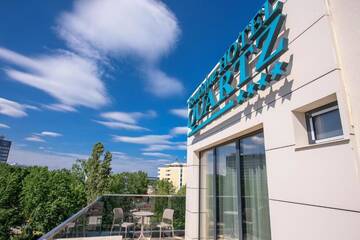Фото номера Двухместный номер Делюкс с 1 кроватью и балконом Отель Quartz Boutique Hotel г. Мамая 14