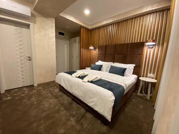 Фото номера Двухместный номер Делюкс с 1 кроватью и балконом Отель Quartz Boutique Hotel г. Мамая 4