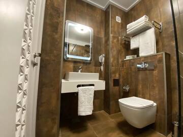 Фото номера Двухместный номер Делюкс с 2 отдельными кроватями Отель Quartz Boutique Hotel г. Мамая 2