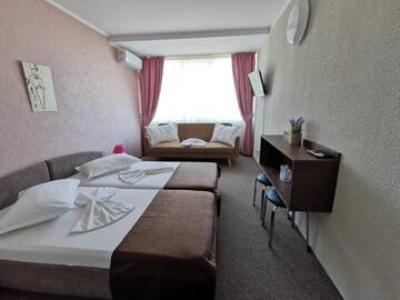 Фото номера Семейный номер без балкона Отель Hotel Victoria г. Мамая 2