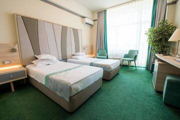 Фото номера Двухместный номер с 2 отдельными кроватями и видом на город Отель Hotel Malibu г. Мамая 3