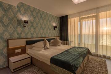 Фото номера Двухместный номер с 1 кроватью, вид на озеро Отель Splendid Conference &amp; Spa Hotel – Adults Only г. Мамая 3
