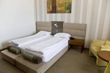 Фото номера Улучшенный семейный двухместный номер с 1 кроватью Отель Iaki Conference &amp; Spa Hotel г. Мамая 2