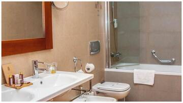 Фото номера Люкс, вид на море Отель Iaki Conference &amp; Spa Hotel г. Мамая 5