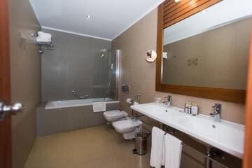 Фото номера Люкс, вид на море Отель Iaki Conference &amp; Spa Hotel г. Мамая 19