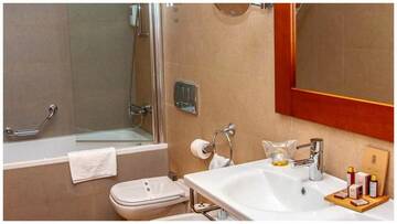 Фото номера Double Room Late Check-in 8 PM Отель Iaki Conference &amp; Spa Hotel г. Мамая 14