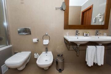 Фото номера Double Room  - Christmas Offer Отель Iaki Conference &amp; Spa Hotel г. Мамая 6