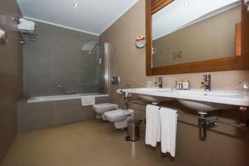 Фото номера Улучшенный семейный двухместный номер с 1 кроватью Отель Iaki Conference &amp; Spa Hotel г. Мамая 14