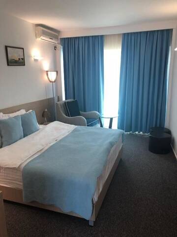 Фото номера Двухместный номер с 1 кроватью и балконом, вид на море Отель Alcor Beach Hotel г. Мамая 15
