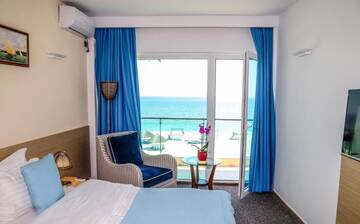 Фото номера Двухместный номер с 1 кроватью и балконом, вид на море Отель Alcor Beach Hotel г. Мамая 10