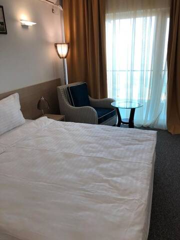 Фото номера Двухместный номер с 1 кроватью и балконом, вид на море Отель Alcor Beach Hotel г. Мамая 16