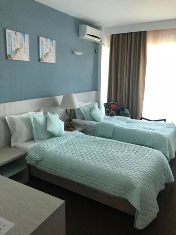 Фото номера Стандартный двухместный номер с 2 отдельными кроватями Отель Alcor Beach Hotel г. Мамая 2