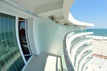 Фото номера Двухместный номер с 1 кроватью и балконом, вид на море Отель Alcor Beach Hotel г. Мамая 17