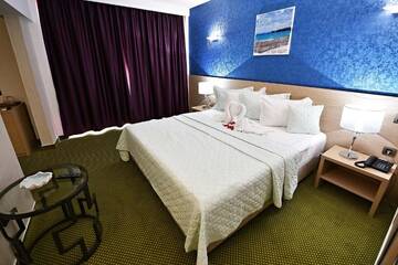 Фото номера Апартаменты с видом на море Отель Alcor Beach Hotel г. Мамая 10